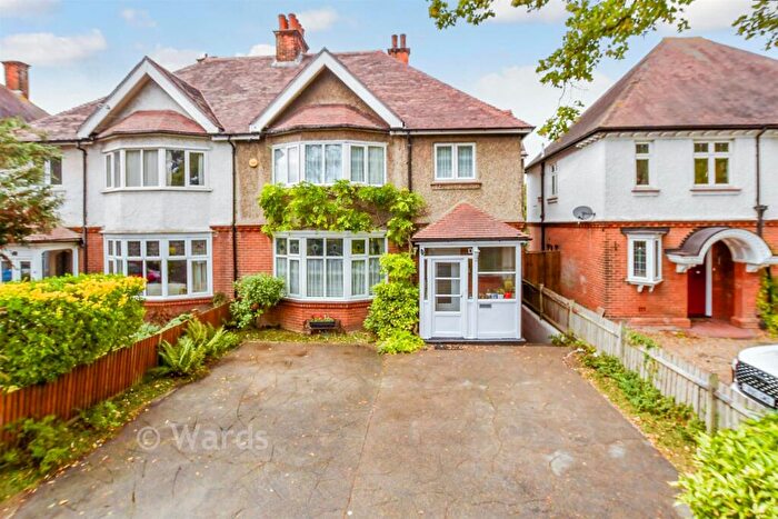 4 Bedroom Semi Detached House For Sale In Maidstone Road, Chatham, Kent, ME4