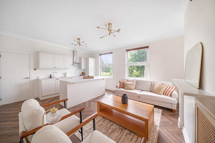 2 Bedroom Flat To Rent In Park Hill, Carshalton, SM5
