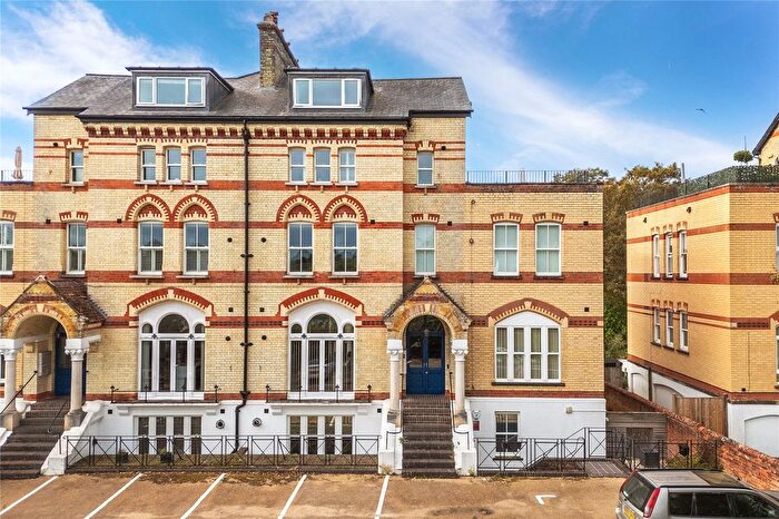 1 Bedroom Flat For Sale In Cedar Court, - Fairmile, Henley-On-Thames, Oxfordshire, RG9