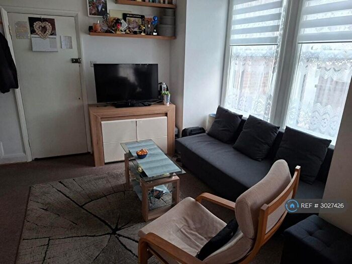 2 Bedroom Flat To Rent In Long Lane, London, N3