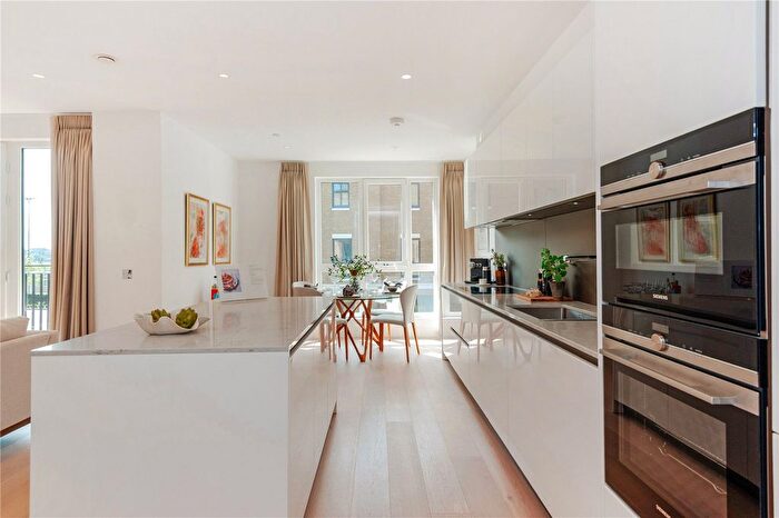 3 Bedroom Flat To Rent In Pinewood Gardens, Teddington, TW11