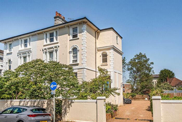 1 Bedroom Apartment For Sale In Uxbridge Road, Kingston Upon Thames, KT1