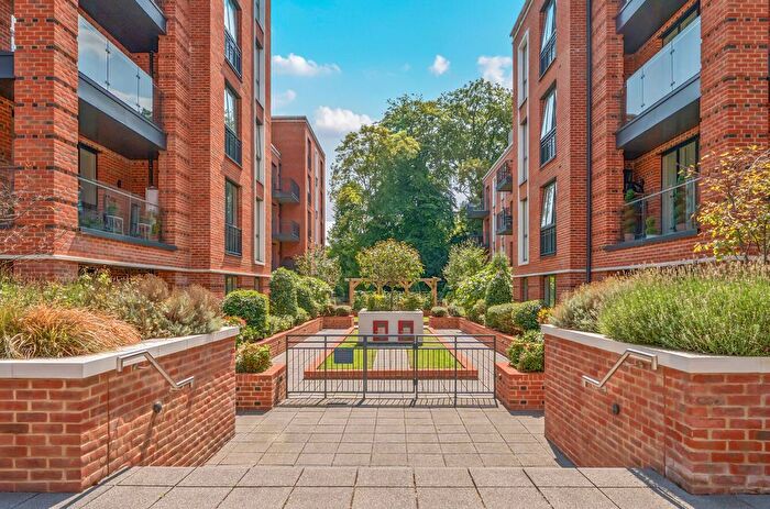 2 Bedroom Flat For Sale In Fellowes Rise, Winchester, Hampshire, SO22