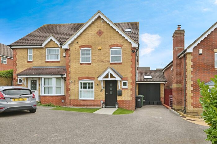 4 Bedroom Semi-detached House For Sale In Little Grove Avenue, Waltham Cross, EN7