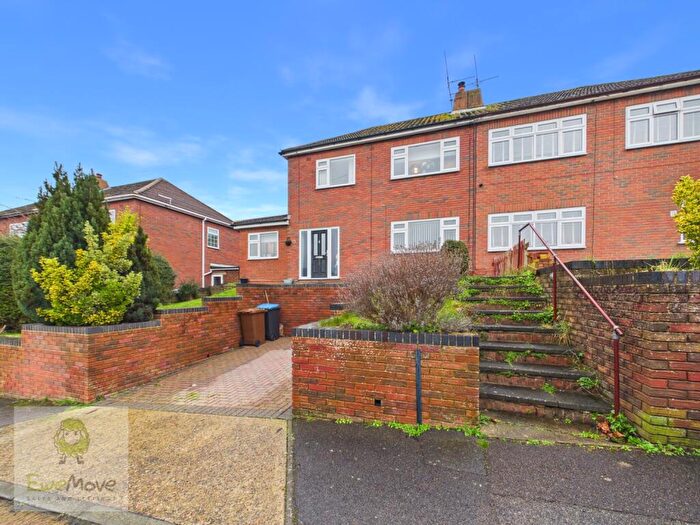 4 Bedroom Semi Detached House For Sale In Mooring Road, Rochester, ME1