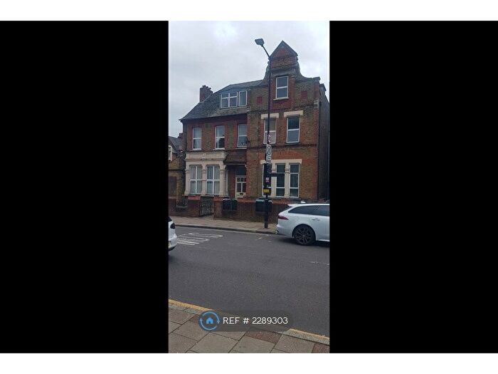 2 Bedroom Flat To Rent In Rokesly Avenue, London, N8