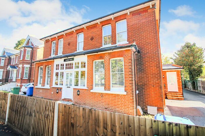 1 Bedroom Flat To Rent In Amelia Court, Southampton Street, Farnborough, Hampshire, GU14