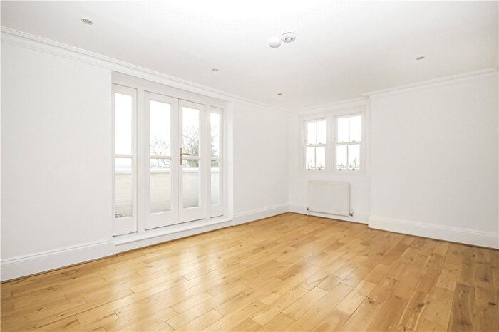3 Bedroom Flat To Rent In Streatham Common North, London, SW16