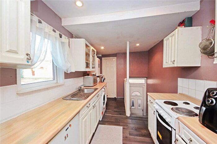 2 Bedroom Flat To Rent In Brinkburn Avenue, Saltwell, Gateshead, NE8