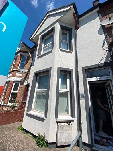 3 Bedroom Terraced House For Sale In Dallow Rd, LU1