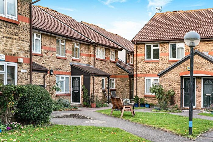 2 Bedroom Retirement Property For Sale In Riverside Court, North Chingford, E4