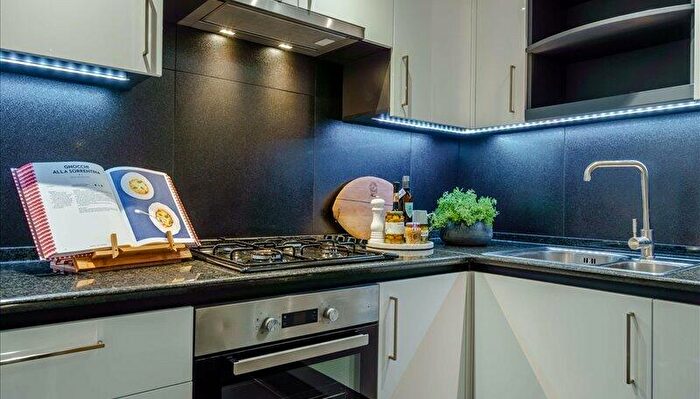 2 Bedroom Apartment To Rent In Circus Apartments, Canary Wharf, E14
