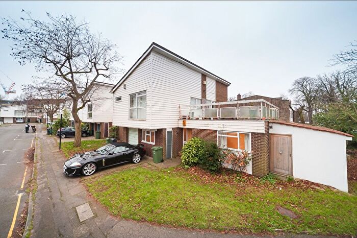 3 Bedroom Flat To Rent In Clarence Avenue, London, SW4