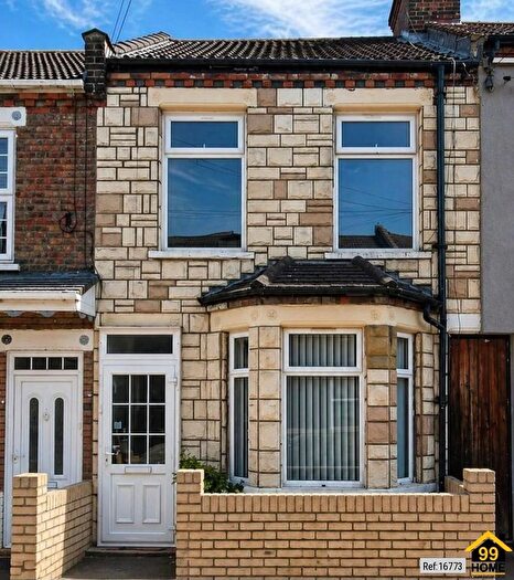 3 Bedroom Terraced House For Sale In Lyndhurst Road, Luton, Bedfordshire, LU1