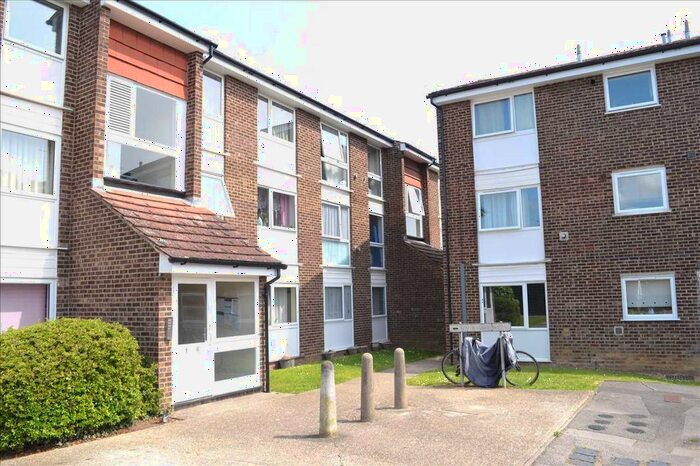 2 Bedroom Flat To Rent In Azalea Court, Springfield, Chelmsford, CM1
