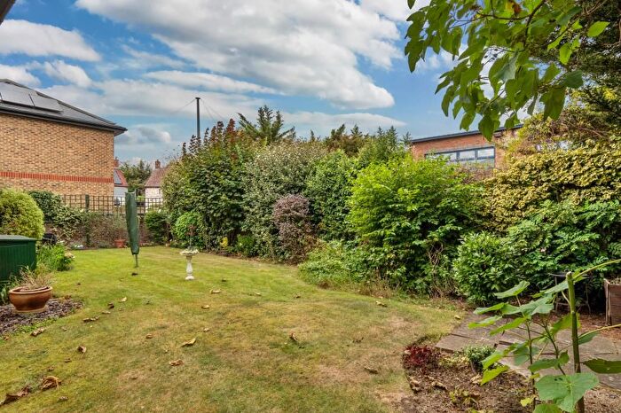 1 Bedroom Flat To Rent In Sunbury, Surrey, TW16