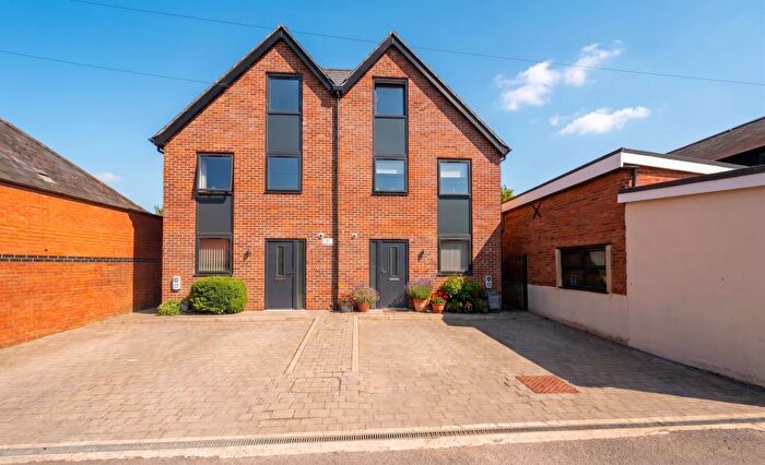 3 Bedroom Semi-Detached House To Rent In Addlestone, Surrey, KT15