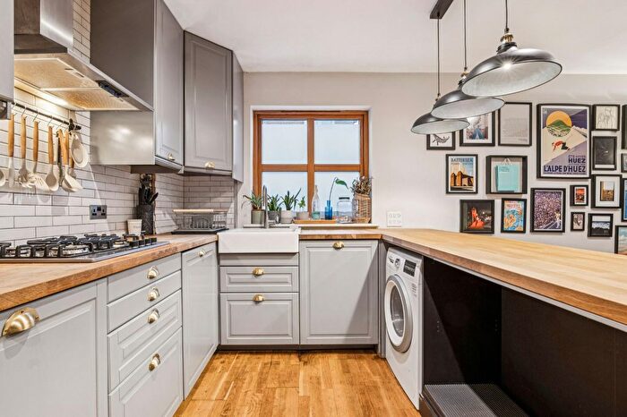 2 Bedroom Flat For Sale In Charlton Park Lane, Charlton, SE7