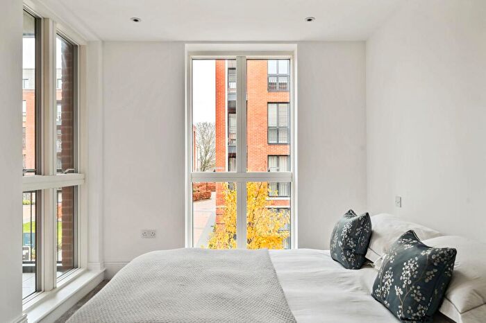 2 Bedroom Apartment To Rent In Fellowes Rise, Winchester, SO22