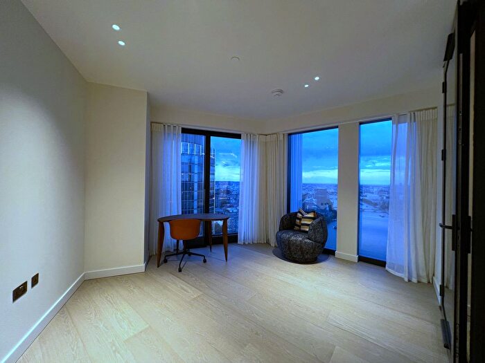 3 Bedroom Flat To Rent In River Park Tower, London, SW8