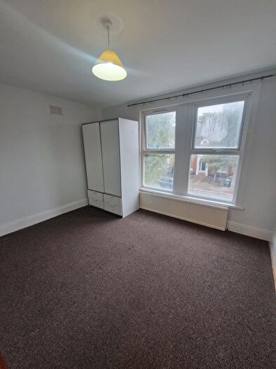 2 Bedroom Flat To Rent In Forest Drive West, Leytonstone, E11