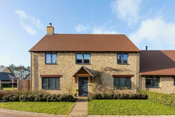 3 Bedroom Semi-Detached House For Sale In Park Farm Place, Northmoor, OX29