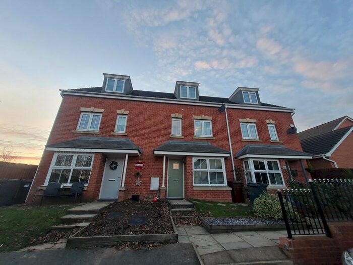 4 Bedroom Town House To Rent In Twentymans Walk, Middleton, Leeds LS10