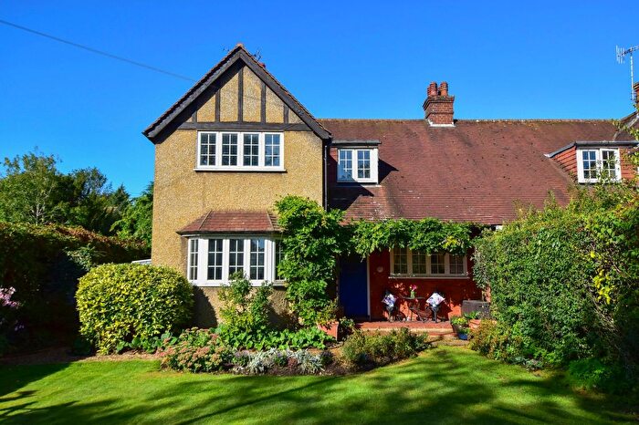3 Bedroom Semi-detached House For Sale In Hempstead Road, Kings Langley, WD4