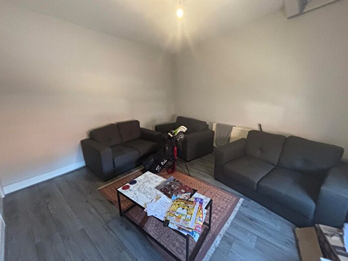 4 Bedroom Semi-Detached House To Rent In Thornville Mount, Leeds, LS6