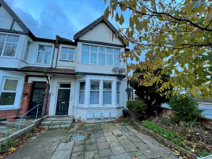 2 Bedroom Flat To Rent In Manor Road, Westcliff On Sea, SS0