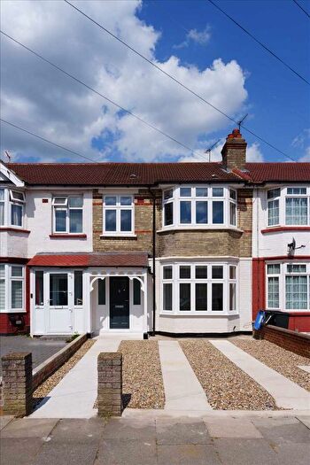 4 Bedroom Property To Rent In Dorcester Ave, London, London, N13