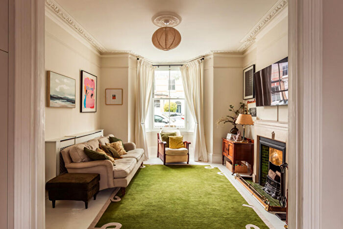 5 Bedroom Semi-Detached House For Sale In Derwent Grove, London, SE22