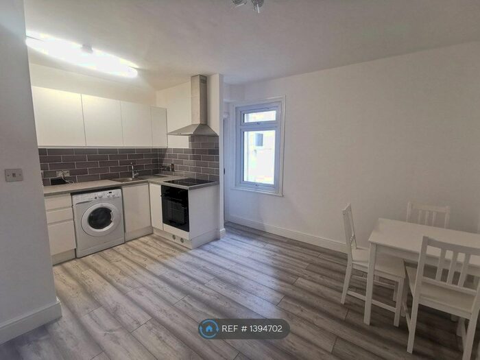 2 Bedroom Flat To Rent In School Road, Tilehurst, Reading, RG31