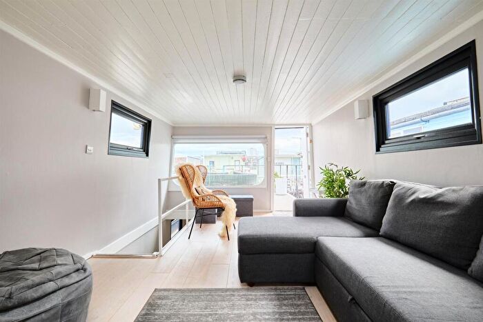 1 Bedroom House Boat To Rent In Cheyne Walk, Chelsea, SW10