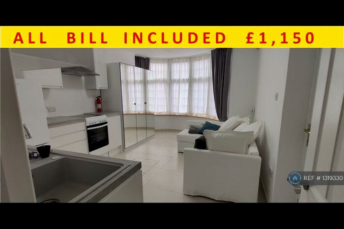 Studio To Rent In Flower Lane, London, NW7