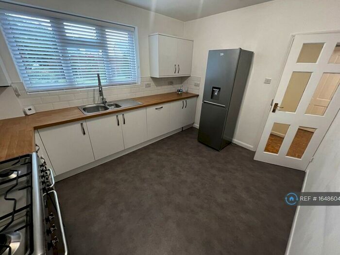 2 Bedroom Flat To Rent In Chestnut Court, Beckenham, BR3