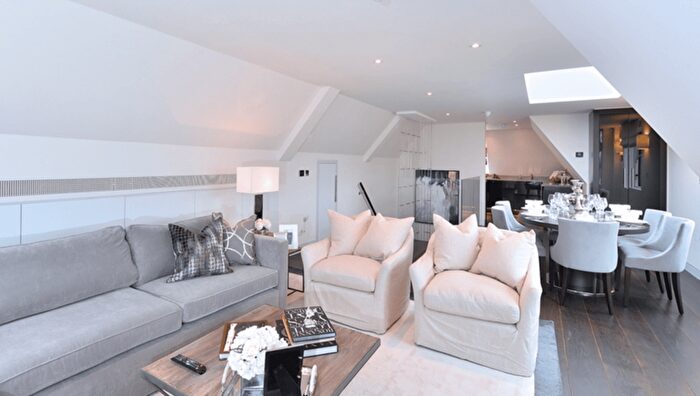 2 Bedroom Flat To Rent In Duke Street, London, W1K