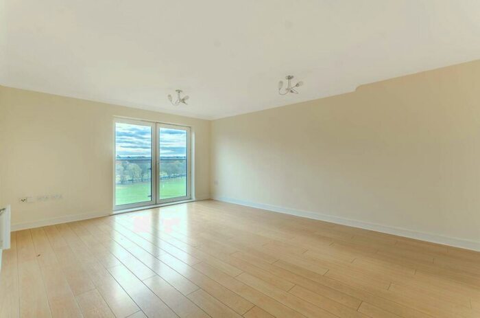 2 Bedroom Flat For Sale In Cleeve Way, Sutton, SM1