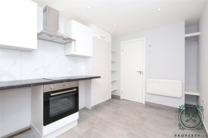 Apartment To Rent In Fairfax Road, London, N8