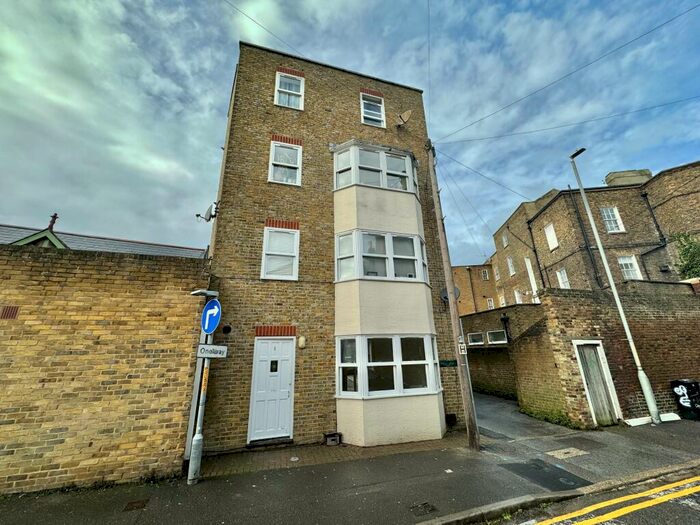 1 Bedroom Flat To Rent In Princes Crescent, Margate, CT9