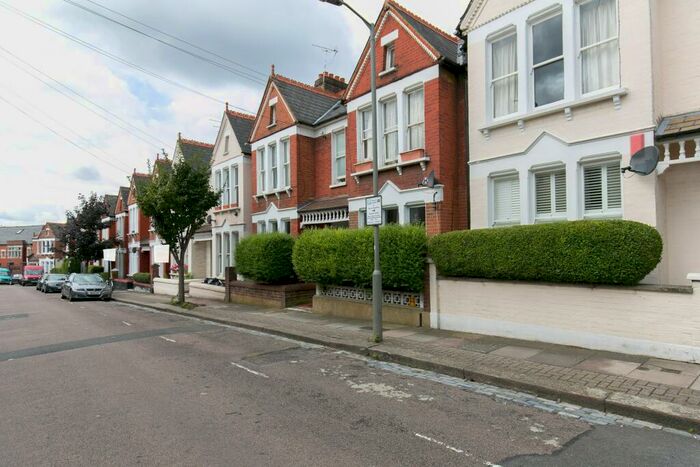 2 Bedroom Flat To Rent In Lynn Road, SW12