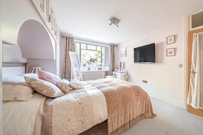 2 Bedroom Flat For Sale In Champion Hill, London, SE5