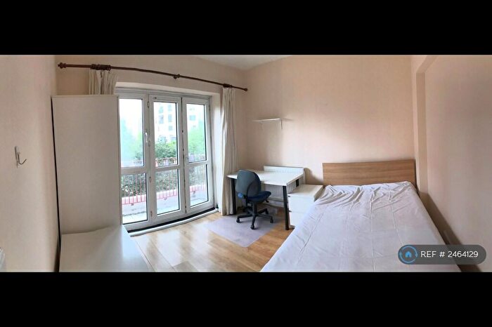 3 Bedroom Flat To Rent In Harrington House, London, NW1