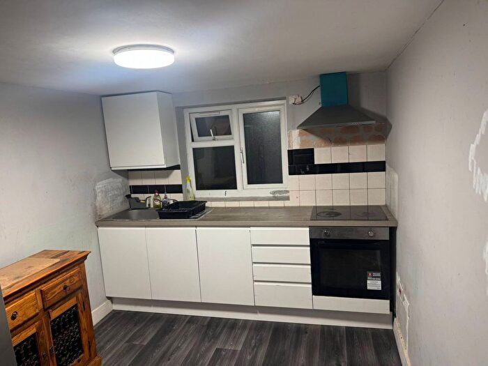 3 Bedroom Flat To Rent In Upminster, RM14