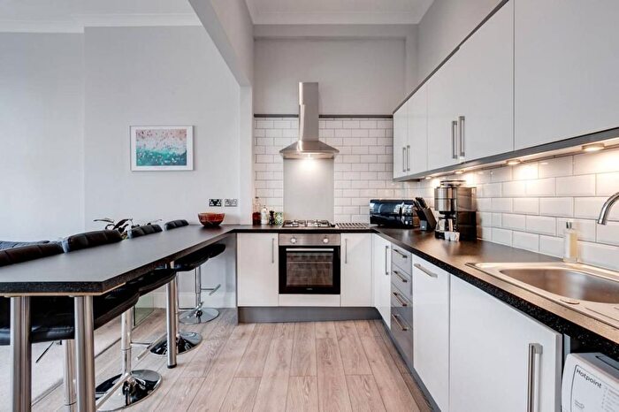 2 Bedroom Flat To Rent In Barons Court Road, Barons Court, London, W14