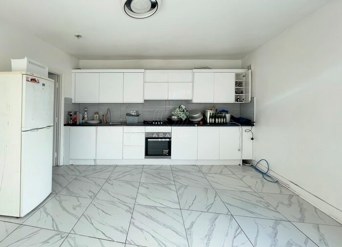 4 Bedroom Flat To Rent In Craven Park, Harlesden, NW10