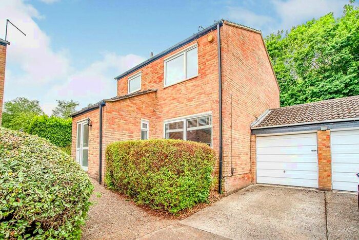 3 Bedroom Link Detached House For Sale In Bowes Wood, New Ash Green, Kent, DA3