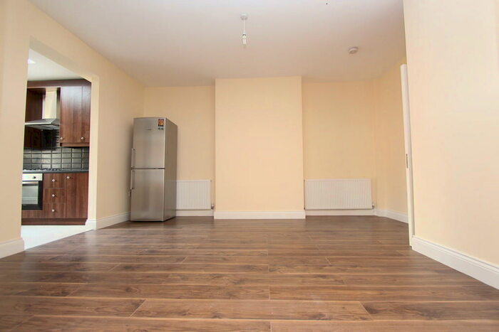 2 Bedroom Apartment To Rent In Pinner View, Harrow, HA1