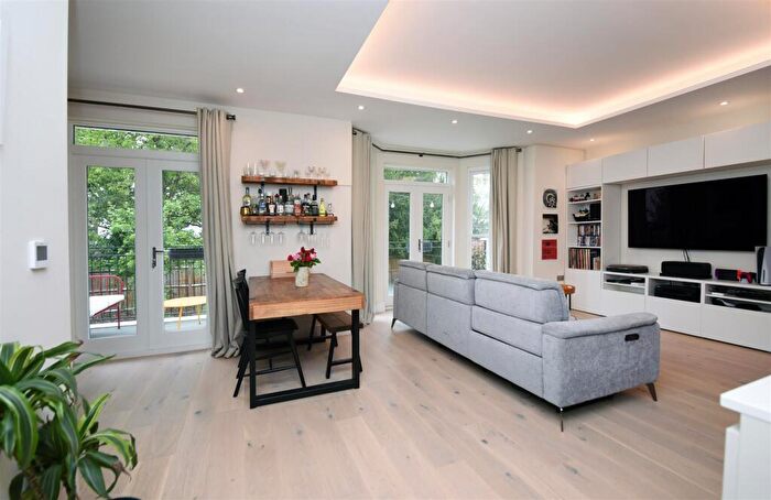 1 Bedroom Flat For Sale In Oak Hill Road, Surbiton, KT6