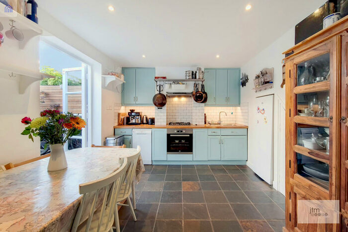 2 Bedroom Cottage To Rent In Mitford Road, N19